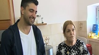 משה פרץ מכניס אותנו לבית הוריו בטבריה - מרגש