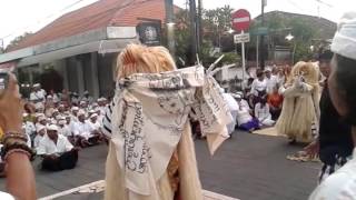 Ratu Ayu, Ratu Gede, lan Ratu Alit mesolah ring perempatan agung sindu sanur