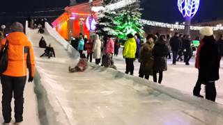 Опасная горка Снежный ледяной городок 2016 Нижний Тагил От удара сломалась мощная ледянка