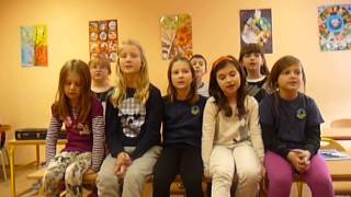 Przelewanie wody za pomocą łyżki, piosenka montessoriańska