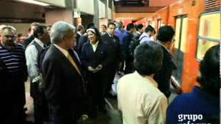 Toma AMLO Metro para llegar al AICM