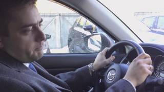 Зачем он делает ЭТО пальцем ???