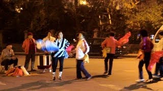 Китай. Народные танцы на улицах. Первый танец.