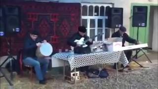 Фаир Шихзадаев исполняет на гитаре песню из фильма «17 мгновений весны»