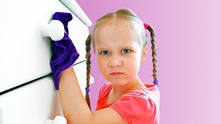 Kids Pretend Play with Cleaning Toys! Yulya helps Mommy
