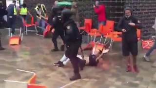 Полицейские пнули собаку и избили ее хозяина на референдуме в Каталонии