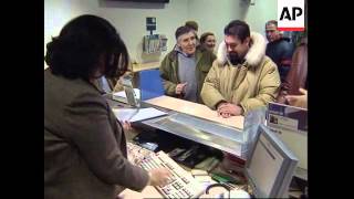 Italians collect new euro currency starter kits