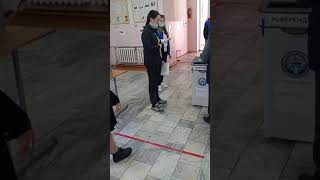 Выборы 2021:Чуйская обл. участок №7121 члены УИК не соблюдают дистанцию и помогают бросать бюллетени