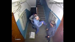 Подростки ломают почтовые ящики в подъезде