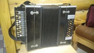 Родной звук старинной мастеровой гармони после небольшого ремонта.