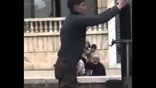 Арабы-террористы прикрываются детьми.