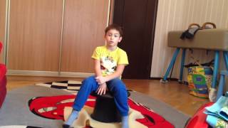 Учимся делать круги на гимнастическом грибке.