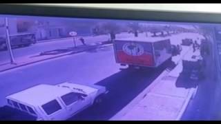 كاميرا ترصد اصطدام سيارة بشخص تطيره في الهواء امتارا