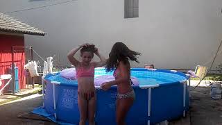 Fale qualquer coisa na piscina ?