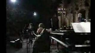 Γιώργος Νταλάρας - Βρέχει στη φτωχογειτονιά
