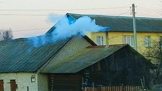 Дым из трубы. Дым над деревенским домом. Футажи для видеомонтажа. Футажи дым
