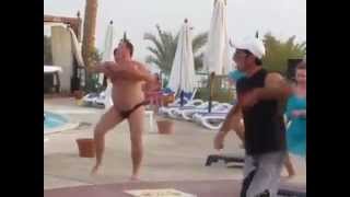 Talented Russian man is dancing in Egypt/Русский танцует в Египте