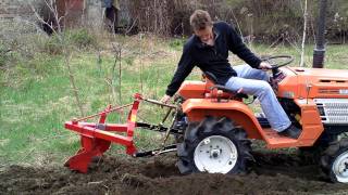 Kubota B1200 traktorek ogrodniczy. Regulacja pług jednoskibowy.  www.traktorki-japonskie.waw.pl