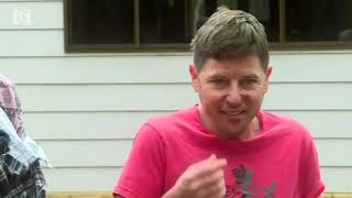 Australian wildlife carers attacked by kangaroo