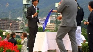 落札者と仲良くするデムーロ。チャリティーオークション 第9回 ジョッキーフェスティバルその3 阪神競馬場
