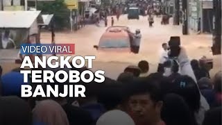 Viral di Media Sosial Angkot Isuzu Panther Merah Terobos Banjir dan Disambut Meriah Warga
