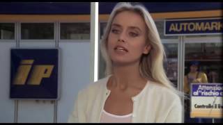 Le gambe di Gloria Guida - Gas station upskirt