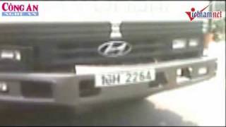 Mercedes tiền tỷ bị húc văng hơn 40m