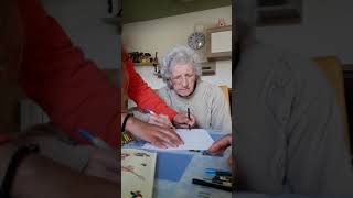 Aque les presento a una mujer de 85 años sumando restando pintando  yo quiero llegar así