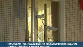 В городе Московский полицейский избил журналистку