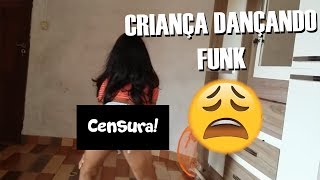 Mãe influencia criança a dançar funk e...