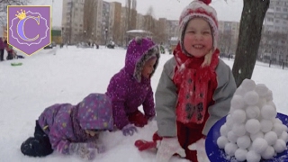 Влог Видео для детей София катается с горки на санках Лепим елку снеголепом