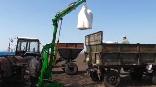 ГСТм 1000 на Т 150   загрузка удобрений в прицепной разбрасыватель