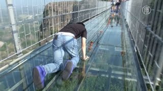 Стекляный мост ,трескается стекло под ногами у туриста.Далее гид упал на колени и закричал от ужаса.