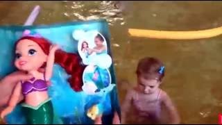 Идём в бассейн и распакуем куклу Принцесса Ариэль Дисней для купания Ariel Princess in the pool
