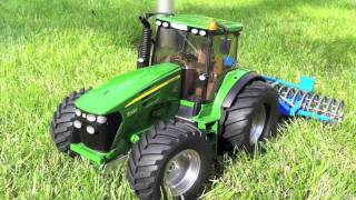 RC Bruder John Deere 7930 im Garten