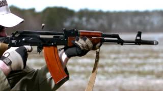 Замедленная съемка стрельбы из автомата Калашникова