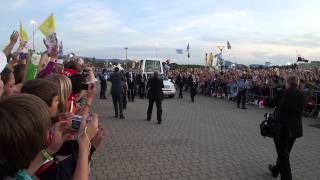 Papst Benedigt XVI  am 24.09.2011 im Papamobil Vigil Freiburg