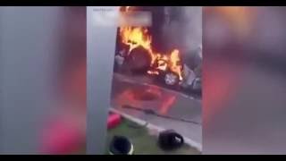 Водитель горит заживо в авто после жуткой аварии. Его пытаются спасти из машины очевидцы.