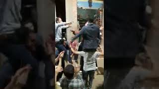 لما اصحاب العريس يجاملوه ? اتفرج وشوف الافراح العريس واخواته ?