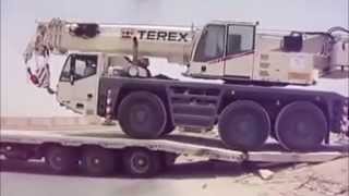 Уморительная погрузка автокрана TEREX на трал