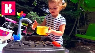 Катя варит суп и едет на велосипеде за зеленью / Новая плита с краном и водой / микро ВЛОГ