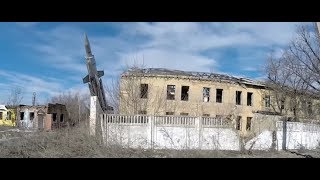 РАЗРУШЕННАЯ ВОИНСКАЯ ЧАСТЬ ВОЗЛЕ ДОНЕЦКОГО АЭРОПОРТА