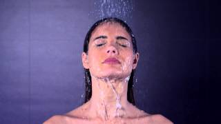 NIVEA Bajo La Ducha Reafirmante Q10 Plus. Momento 1