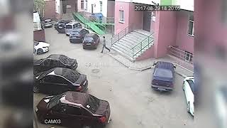 Грабитель с татуировкой змеи напал на девушку в лифте