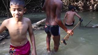 Awesome Survival Fishing - Smart Boys Fishing With Spearfishing Khmer | Cambo Trap Techniques