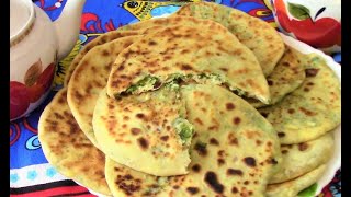 Мягкие лепешки на кефире с творогом  сыром и зеленью . Рецепт лепешек на сковороде .