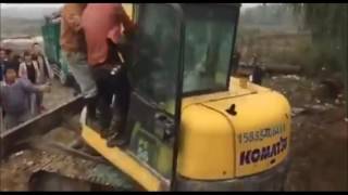 ЖЕНЩИНА ПОПАДАЕТ ПОД КОВШ ЭКСКАВАТОРА!