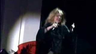 Пьяная Алла Пугачева еле стоит на ногах. Позор.