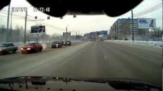 Мужик справляет нужду на проезжей части