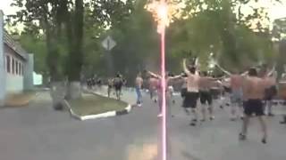 Десантник завалил толпу гопников!
